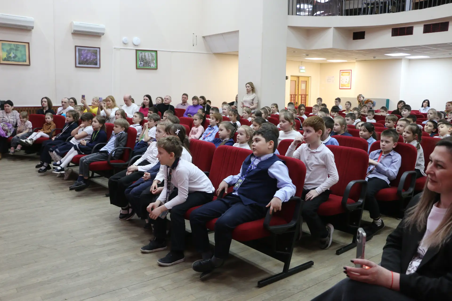 Театр, который развивает детей 🎭  В нашей школе состоялся показ спектакля театральной студии «Импров
