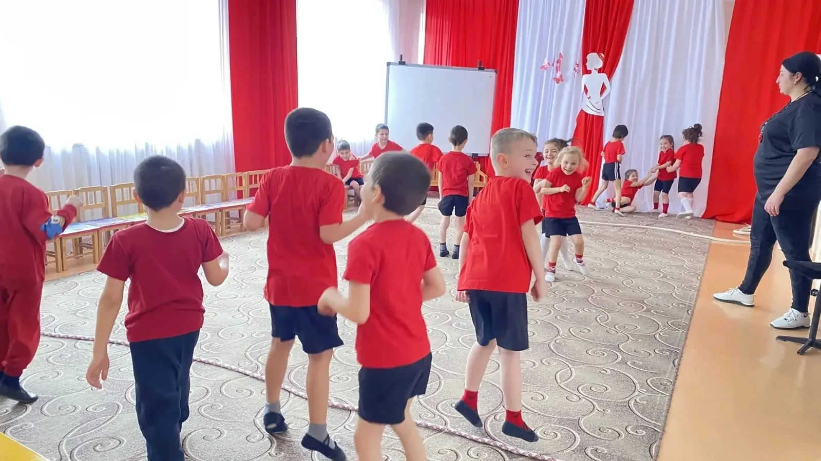Подвижная игра: " Карась и щука ".