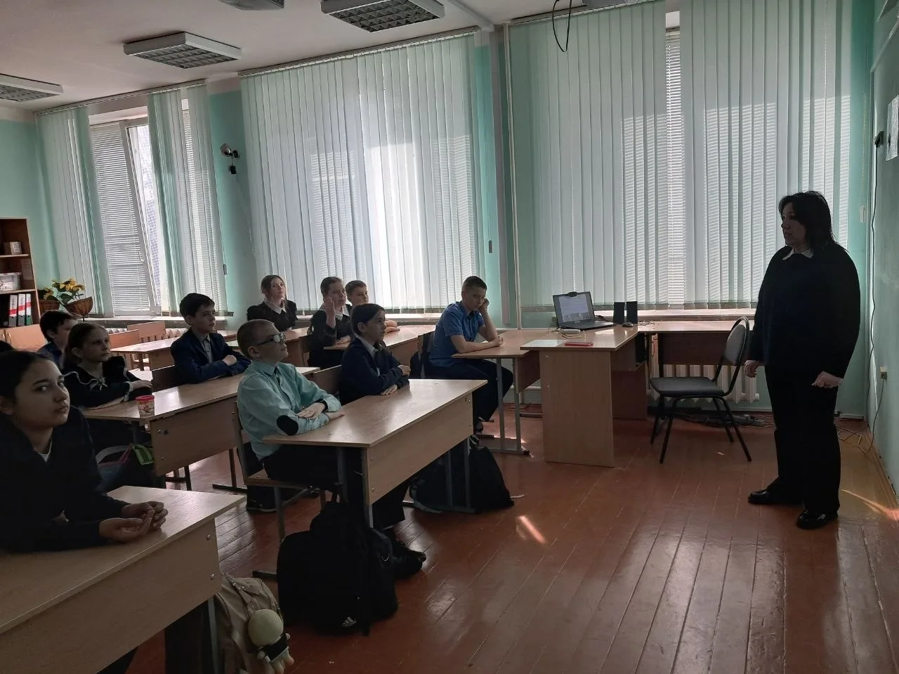 🚨 Месячник безопасности продолжается! 🚨  ✅ В рамках месячника безопасности в 5 "В" классе прошла важ