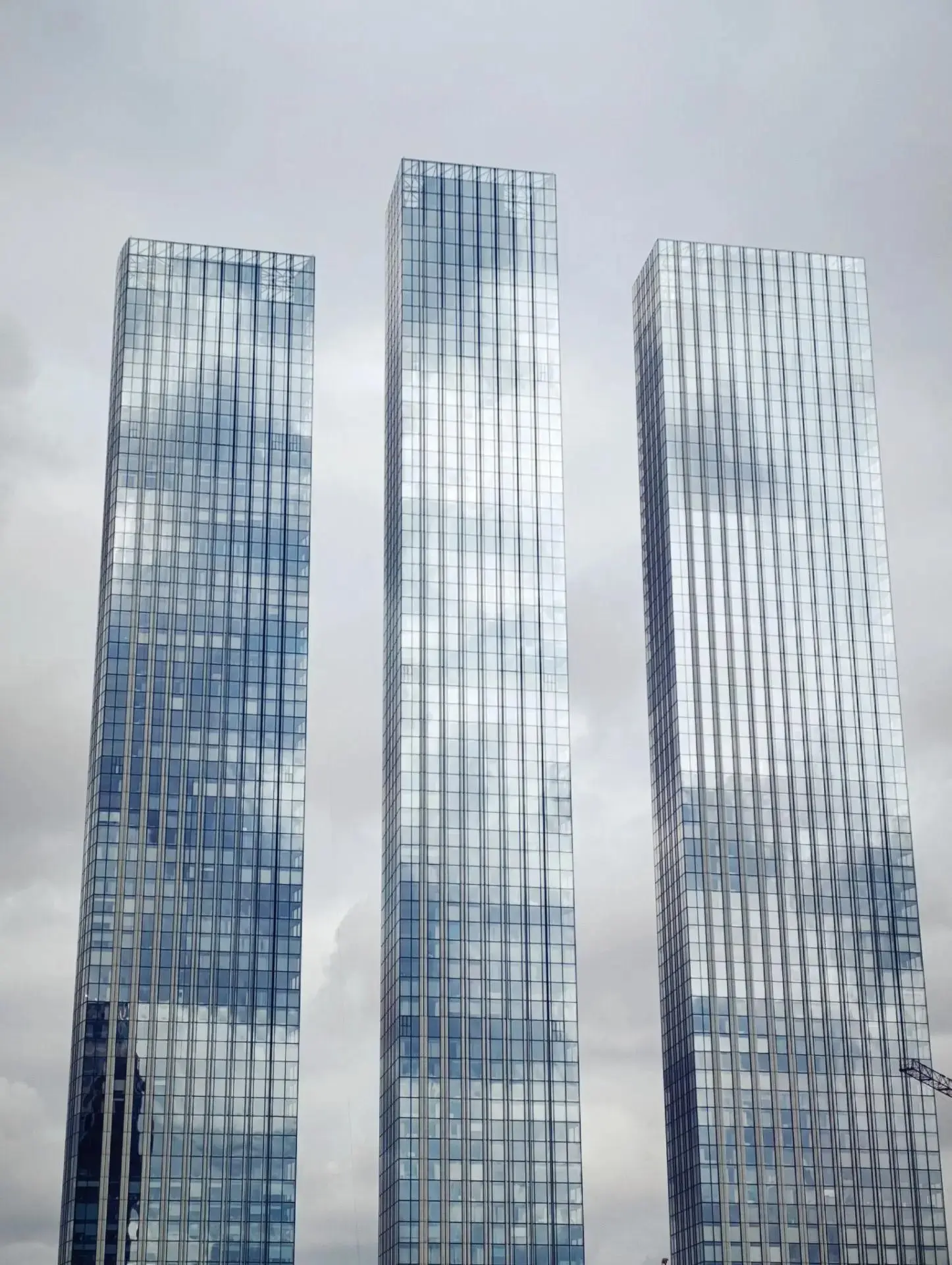 В кадре комплекс «Capital Towers» и строгая геометрия его башен.