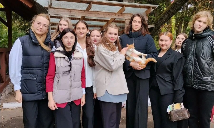 Студенты Мезенского педколледжа привезли вкусняшки питомцам Орловской станции юннатов