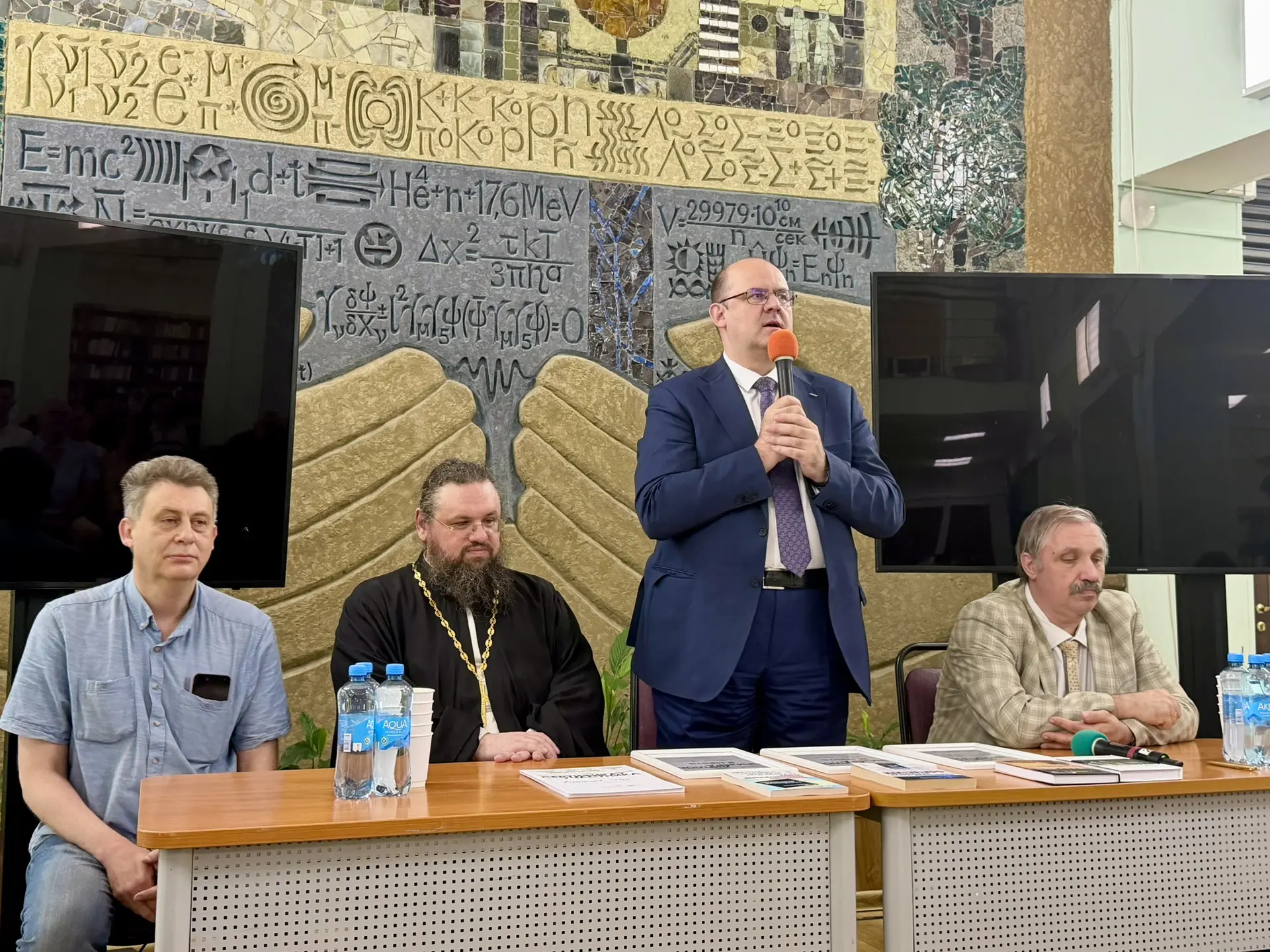 Прямо сейчас в библиотеке началось награждение победителей студенческого конкурса научно-фантастичес