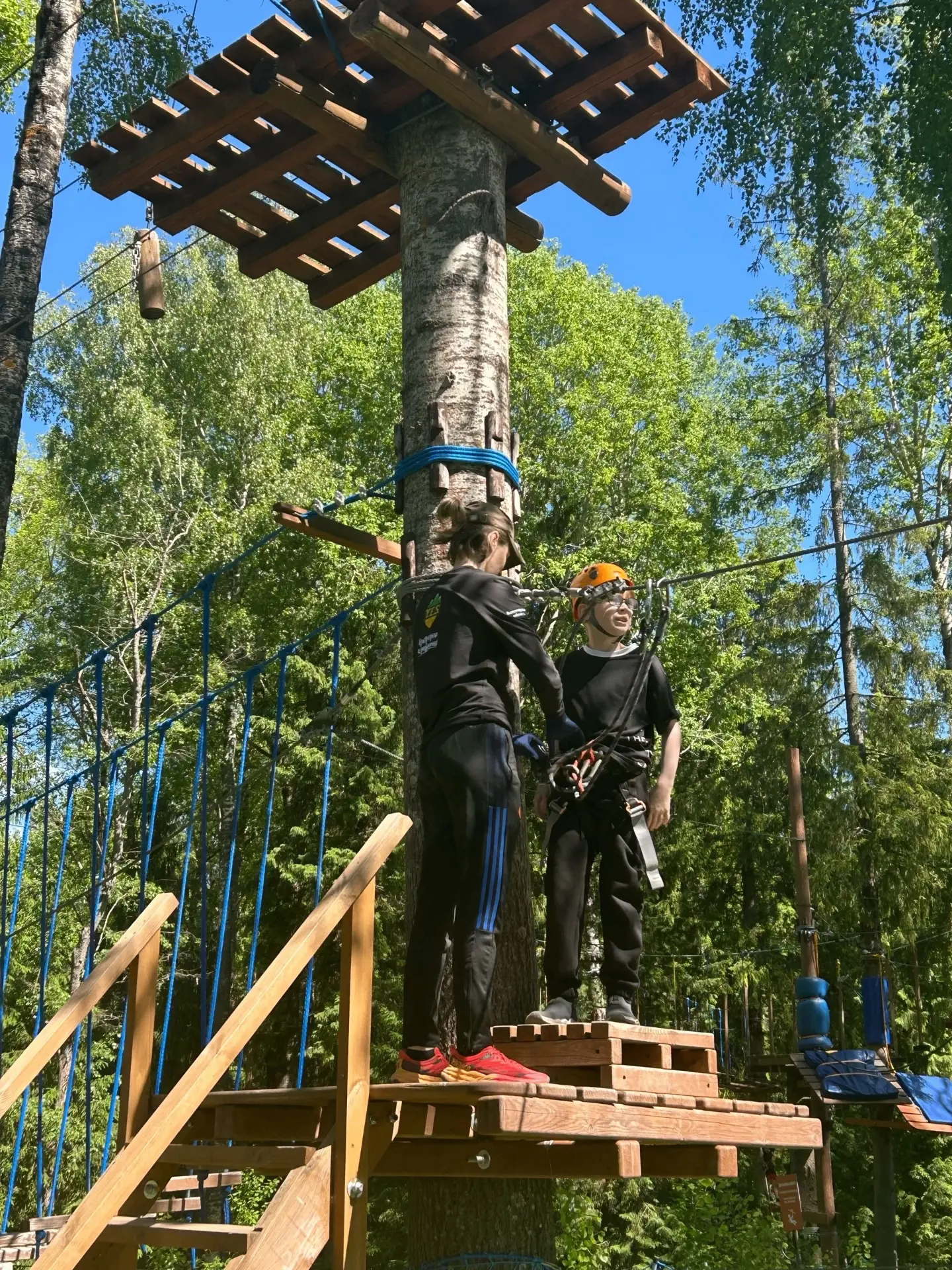 На днях ребята в нашем лагере отправились в большое путешествие.
Мы весело и интересно провели время
