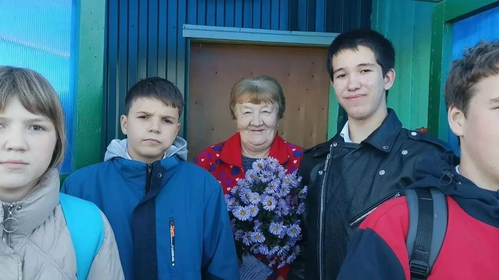 ПОЗДРАВЛЕНИЕ ВЕТЕРАНОВ ПЕДАГОГИЧЕСКОГО ТРУДА С ДНЁМ УЧИТЕЛЯ