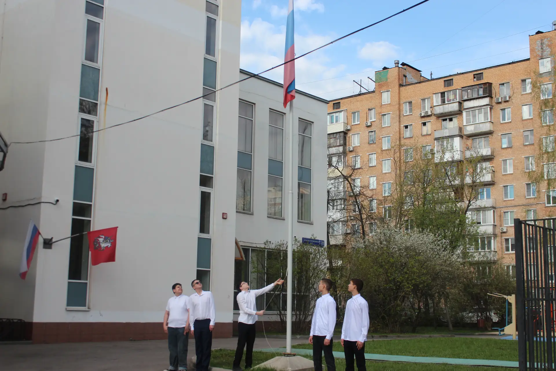 🇷🇺В начале новой учебной недели в Школе прошла церемония поднятия флага Российской Федерации с испол