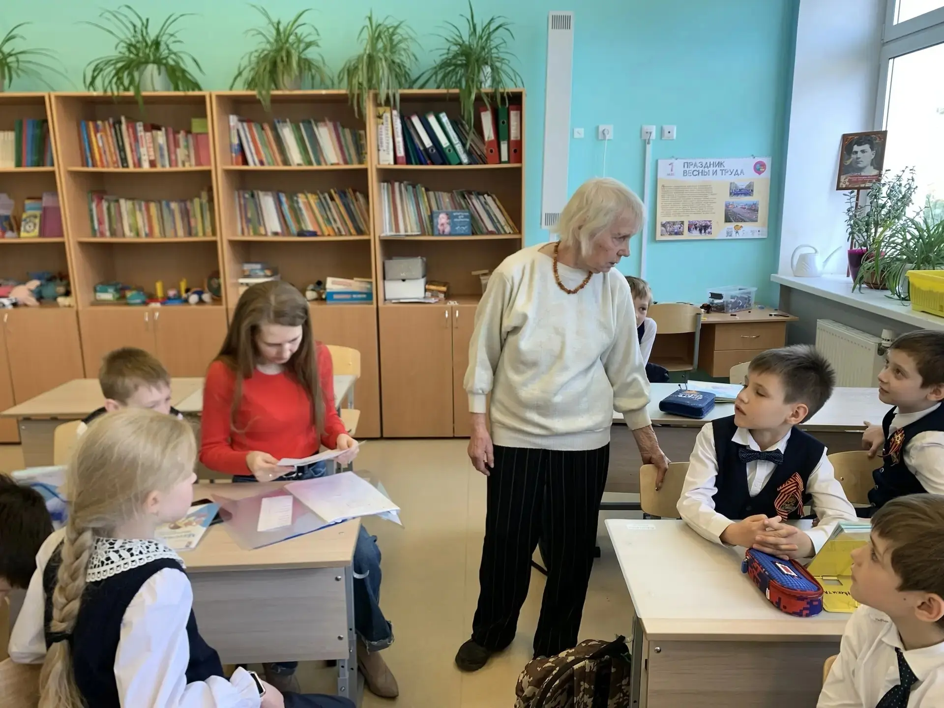 К первоклассникам из 1"Б" пришла удивительная гостья — Алла Германовна, прабабушка ученика Саши Ложк