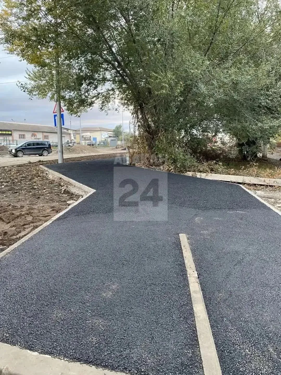 🚧 К асфальтированию пешеходного тротуара приступили дорожники на участке от кольцевой ...