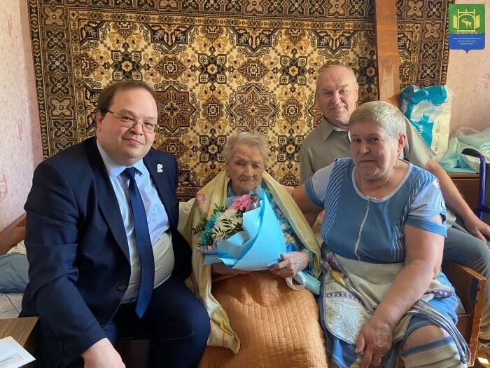 105 лет исполнилось труженице тыла из Плесецка ❤

Жизнь Серафимы Григорьевны Мининой началась в суро