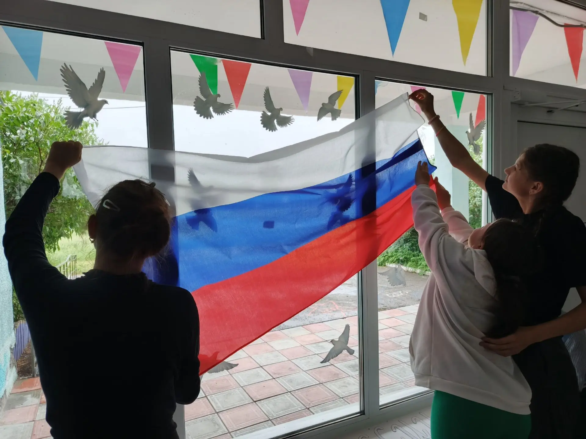 Три цвета единства: как флаг России объединяет нашу школьную жизнь