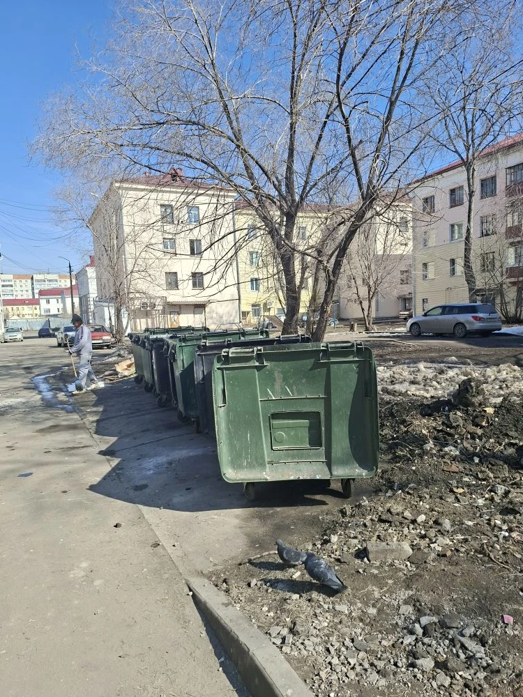 Март в этом году радует своим теплом, а мы наводим чистоту во дворах и на дежурных конт...