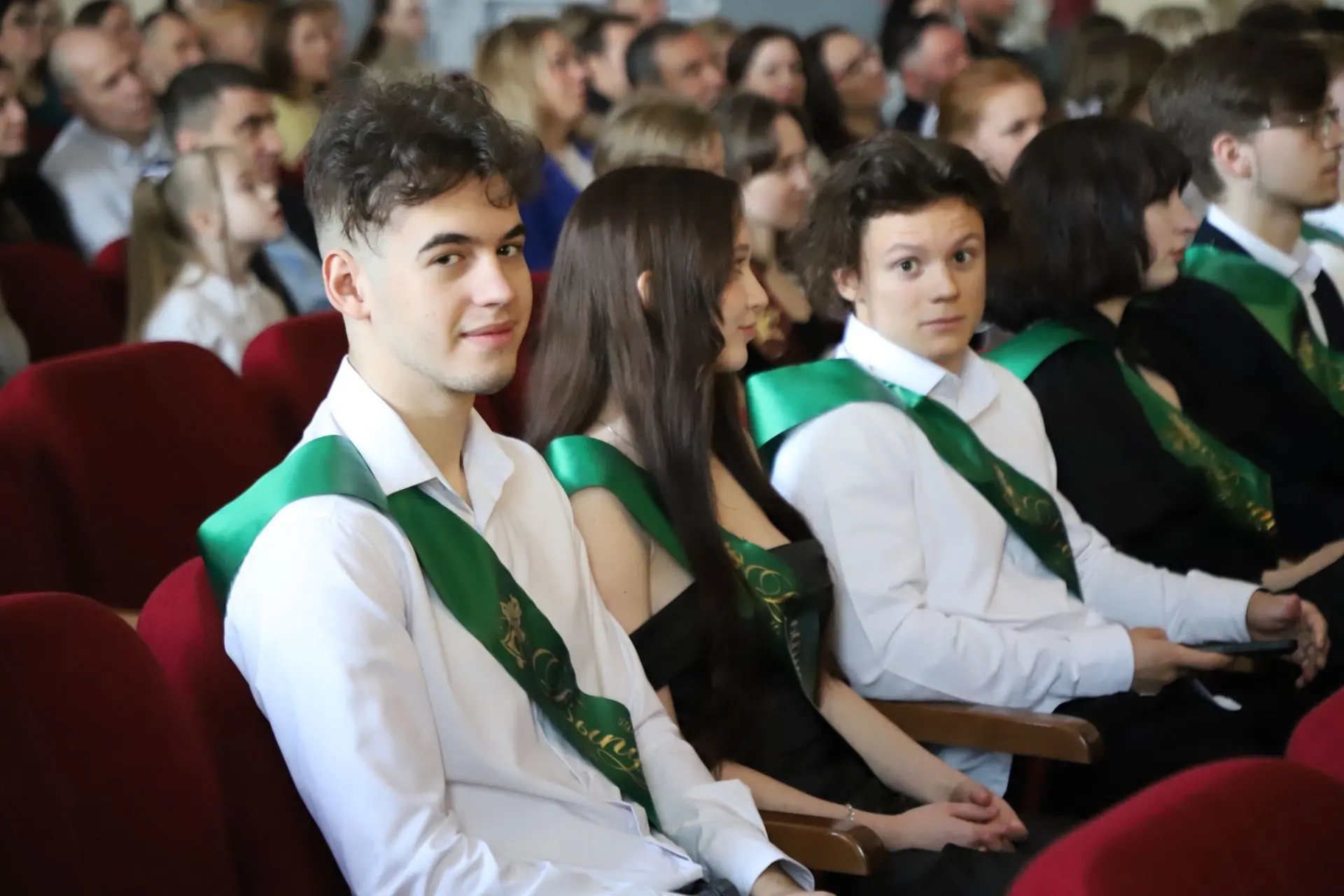 Настоящие герои дня сегодня - наши 11-классники 🎉 Последний звонок прозвучал для двух выпускных клас