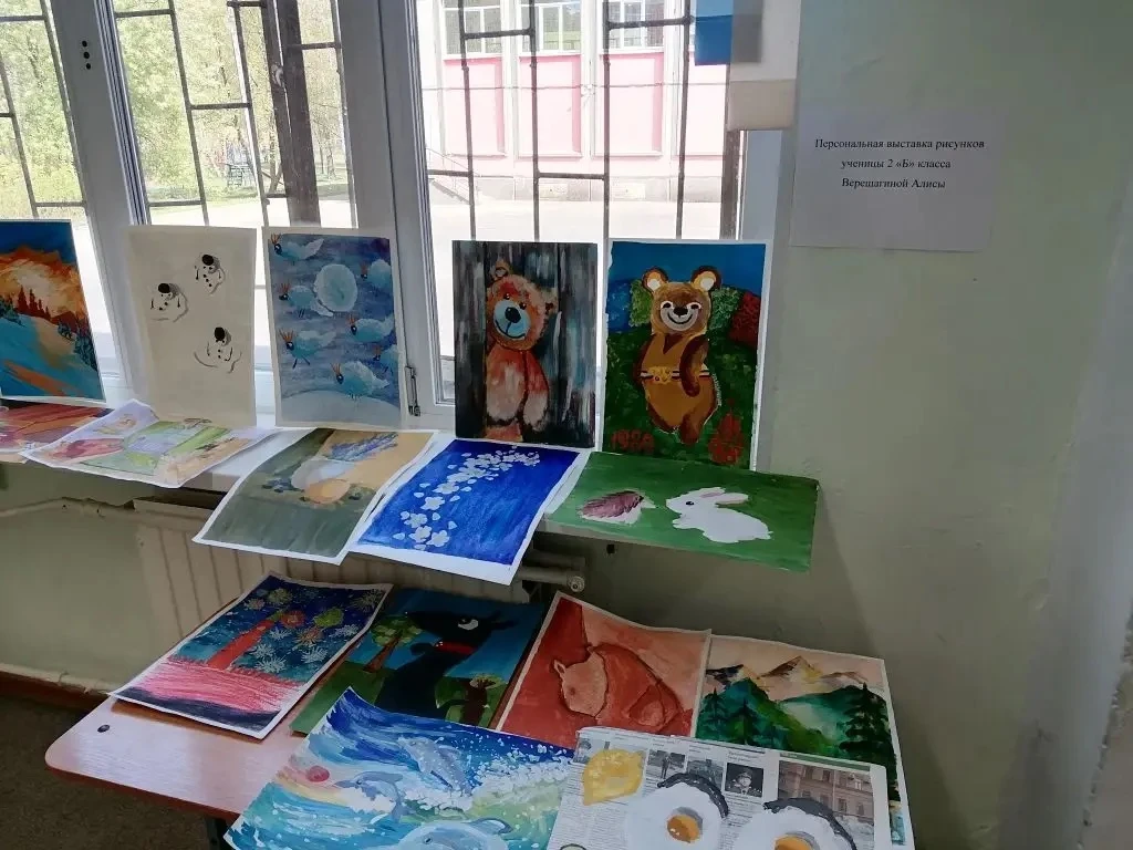 Маленький вернисаж: когда каждый — художник! 🎨✨  Сегодня холл первого этажа нашей школы превратился 