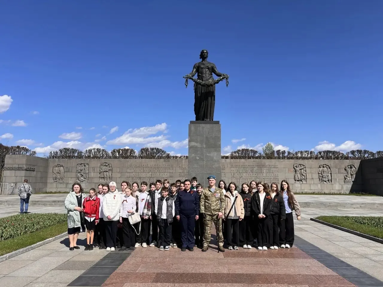 «К нему не зарастет народная тропа»... 🕊️  Эти строки А.С. Пушкина обретают особый смысл на Пискарев
