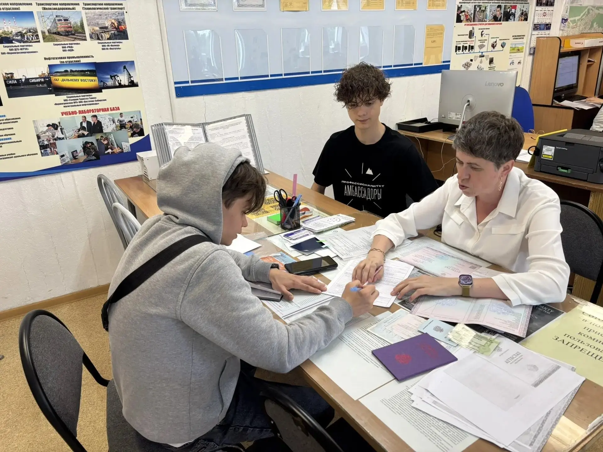 Амбассадоры Профессионалитета продолжают принимать активное участие в приемной комиссии ЮЯТК.

Амбас
