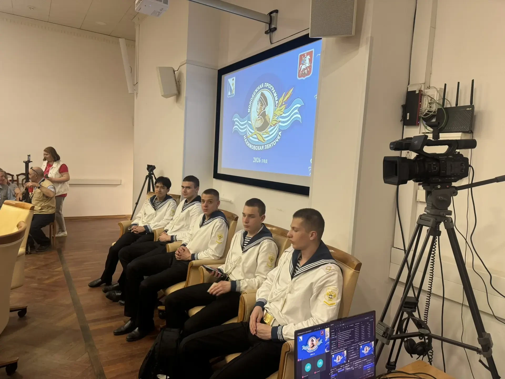 Курсанты колледжа АВТ приняли участие в видеоцикле «Я – СЕВАСТОПОЛЕЦ!».

В стенах Московского дома н