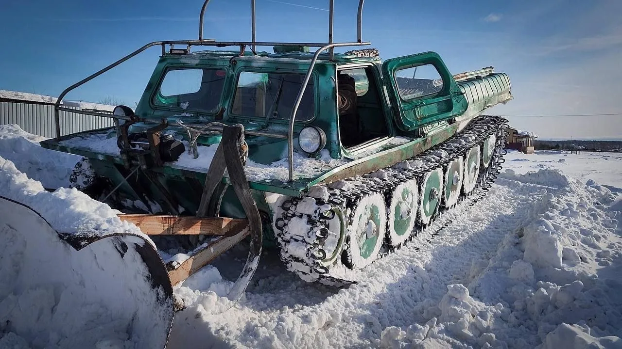 В Раменском округе пенсионер восстановил советский вездеход ГАЗ-71 и чистит на нём дороги 👍❄    Мест