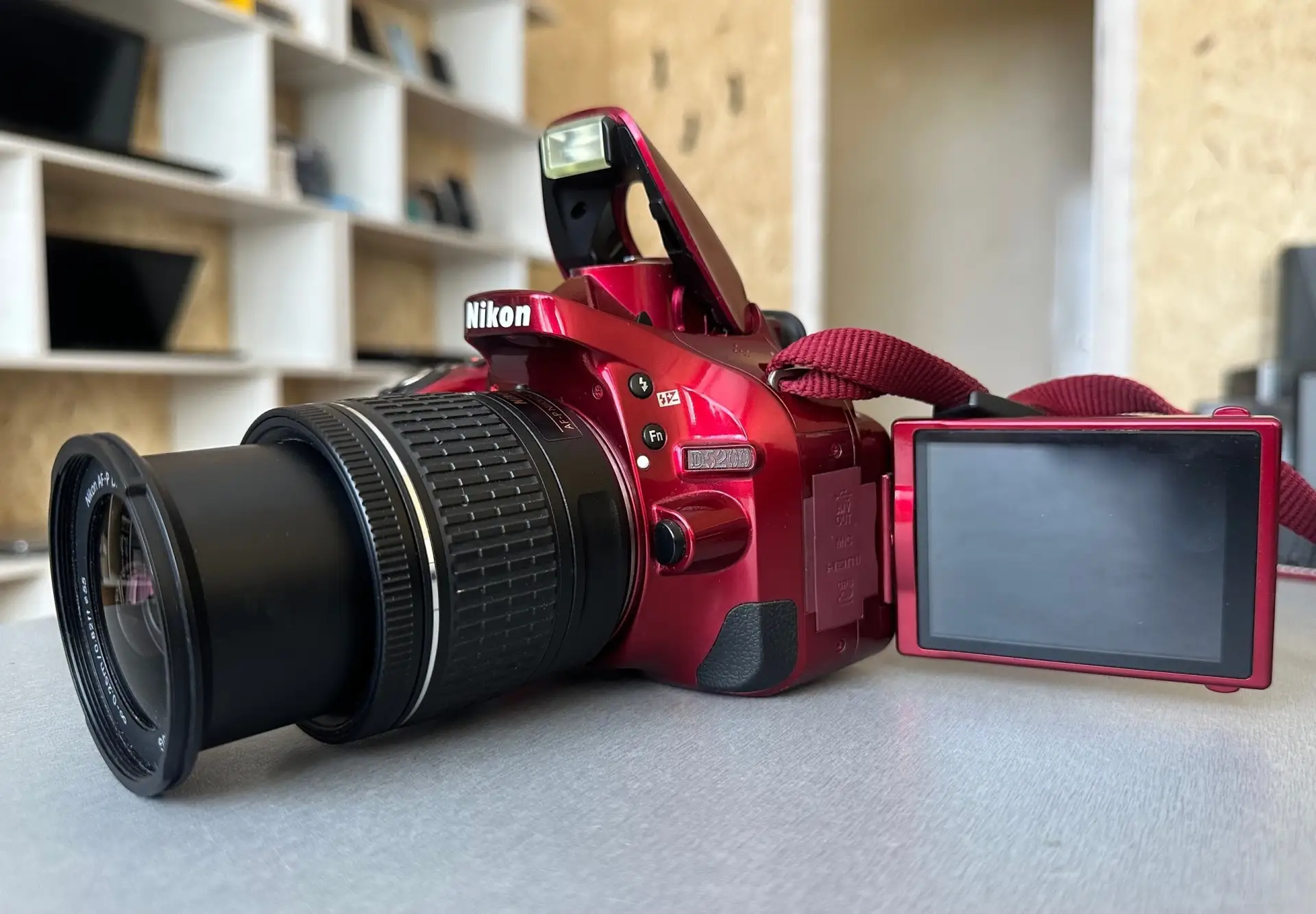 В наличии Nikon D5200 с пробегом всего 10 тыс. Кадров + оптика AF-P Nikkor 18-55 (кит)