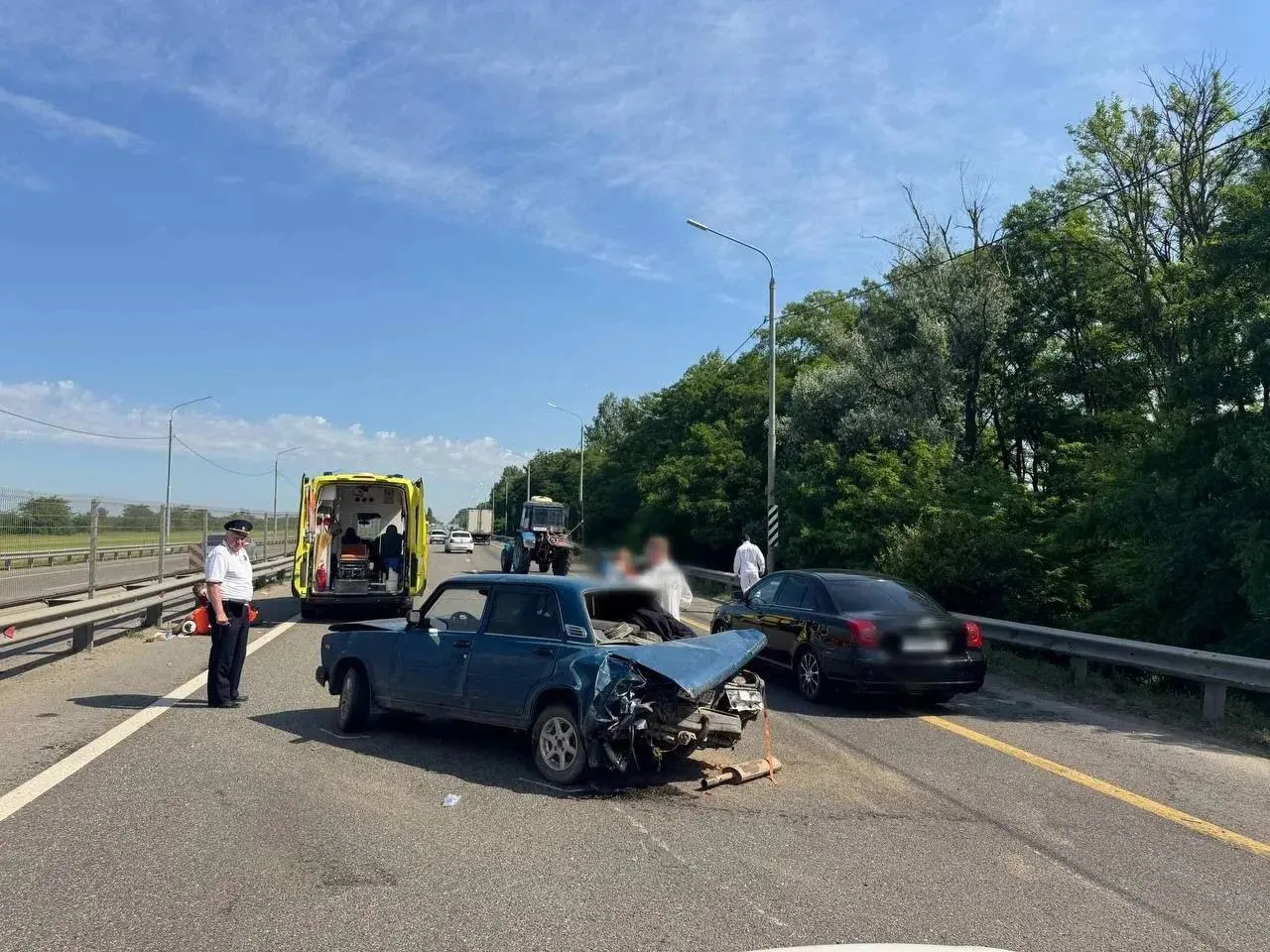🚗 Два человека пострадали в ДТП на Восточном Обходе Краснодара. 

Утром на Восточном Обходе столкну