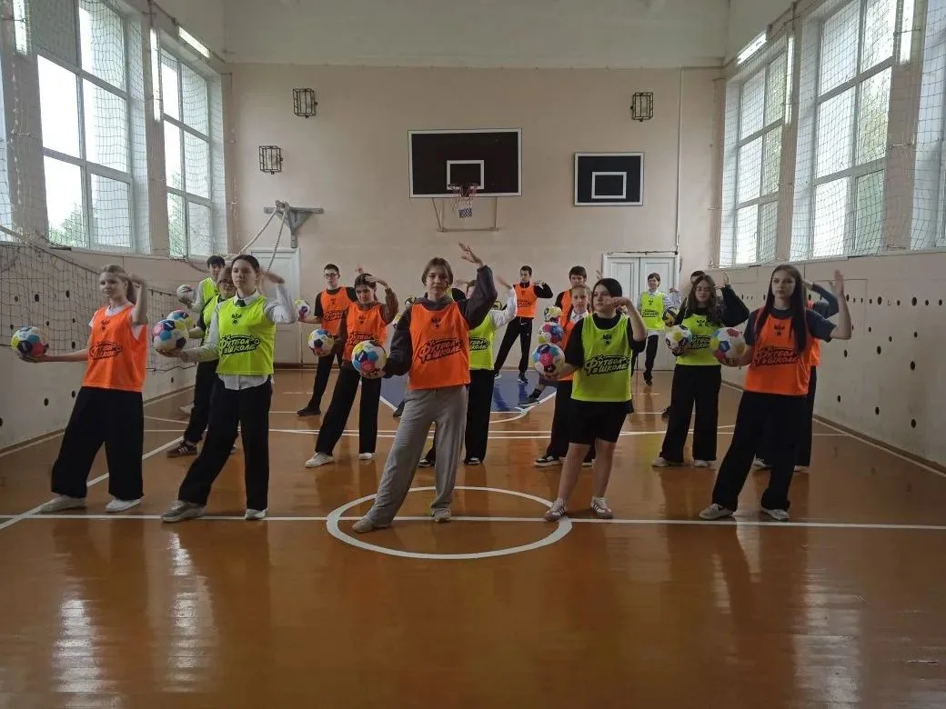 ⚽ **Наша школа продолжает участвовать во Всероссийском фестивале "Футбол в школе"!** ⚽