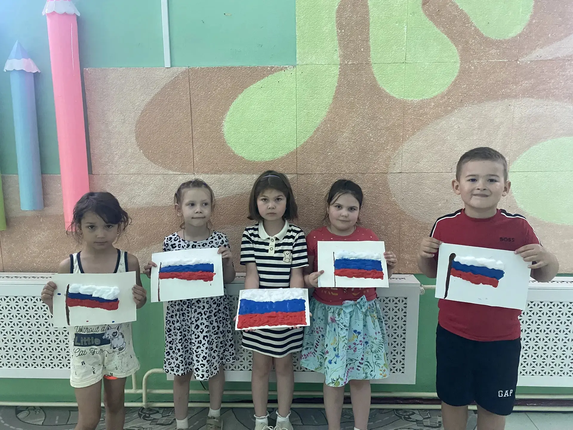 Краски Родины в ладошках малышей: дошкольники группы  "Почемучка" рисуют флаг России
🤍💙❤️
Сегодня,