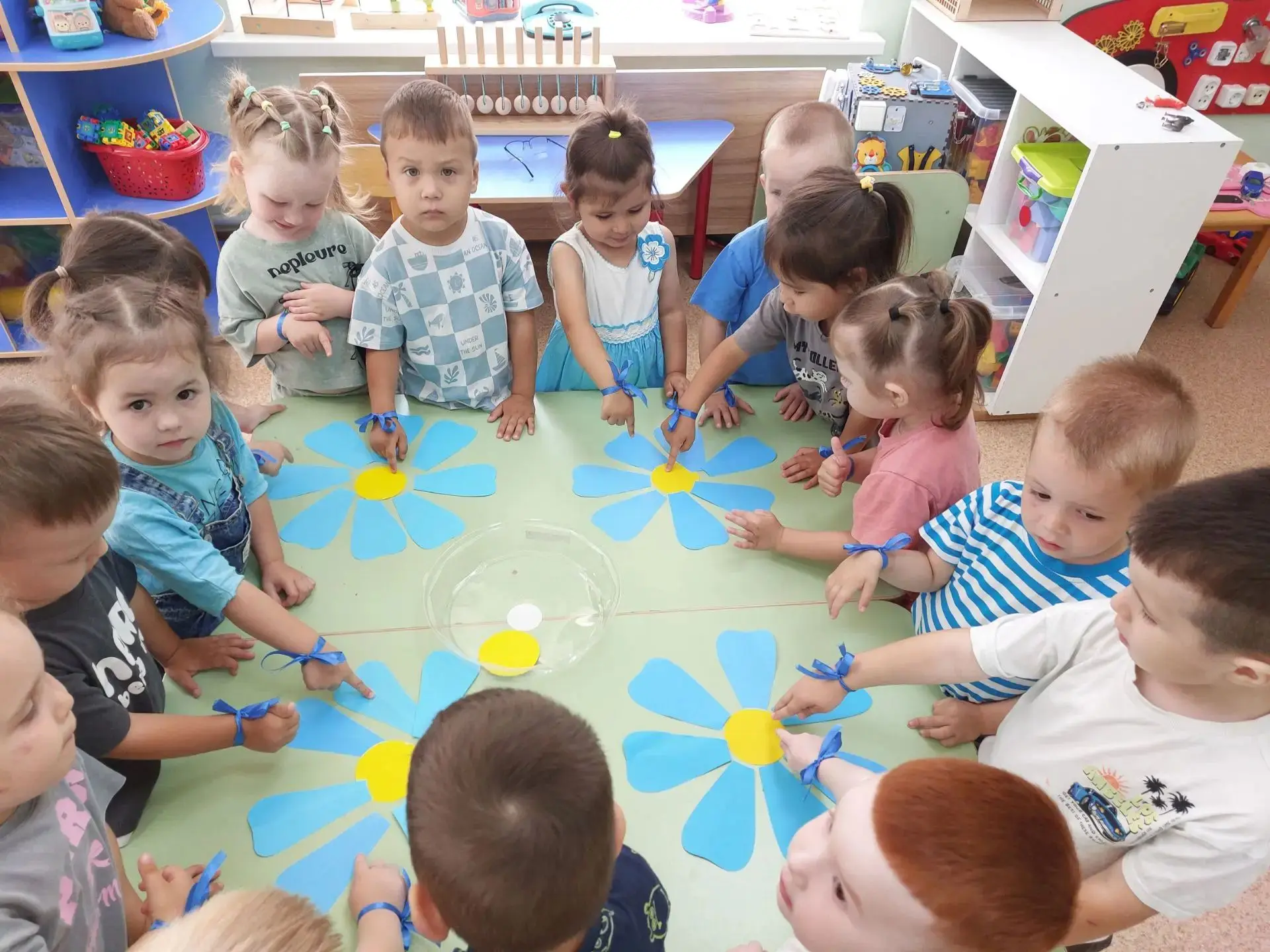 Сегодня в «Крохе» — день голубого и синего цвета! 💙
Малыши с большим интересом знакомились с предме