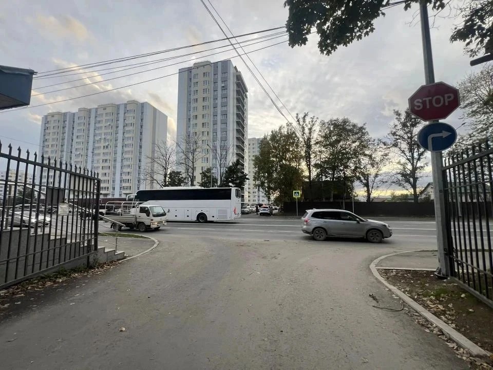 Очевидцев ДТП с Fielder и грузовиком на пр. Мира разыскивают в Южно-Сахалинске