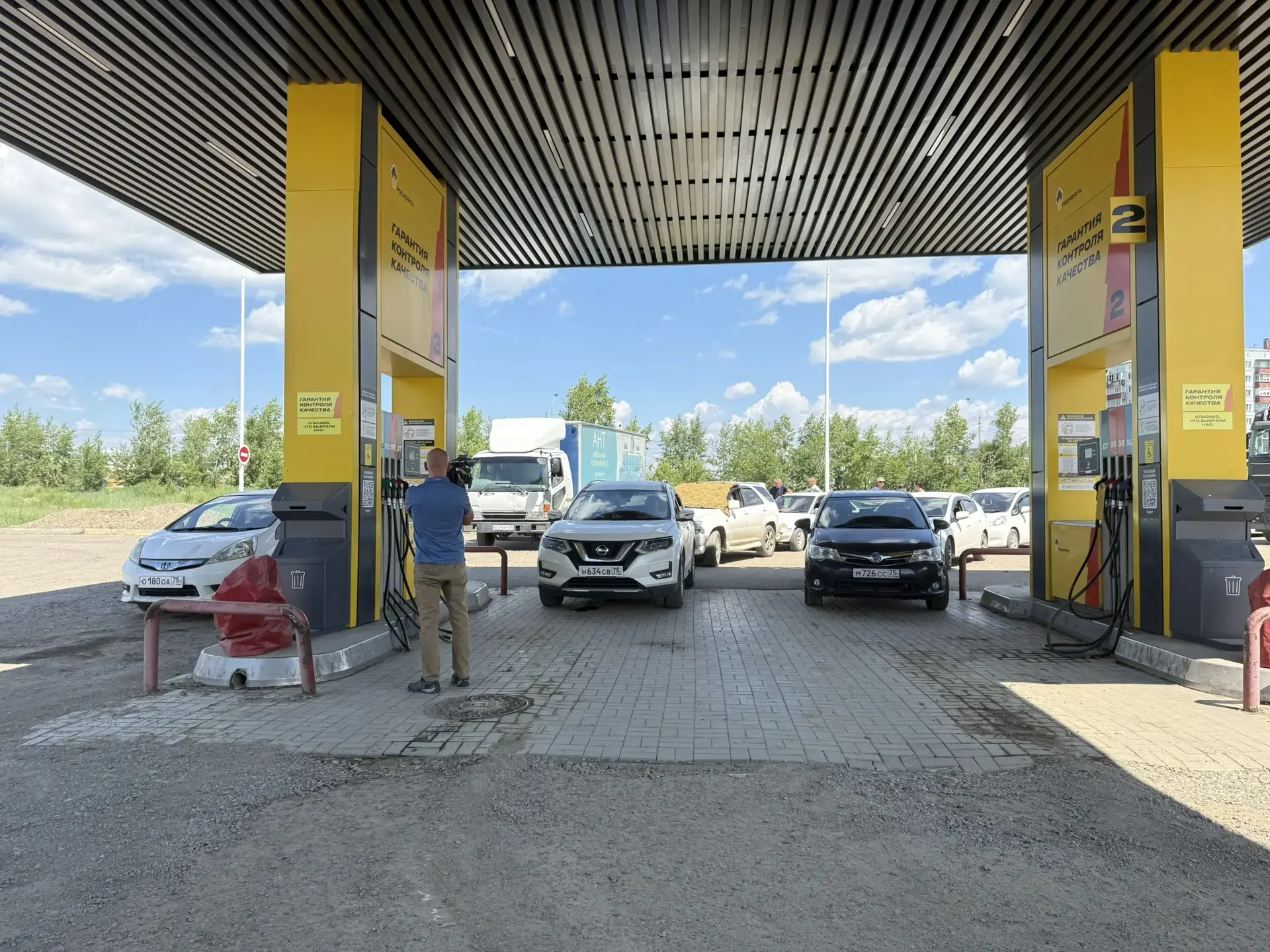 На АЗС «Роснефть» на федеральных дорогах развёрнуты пункты питания