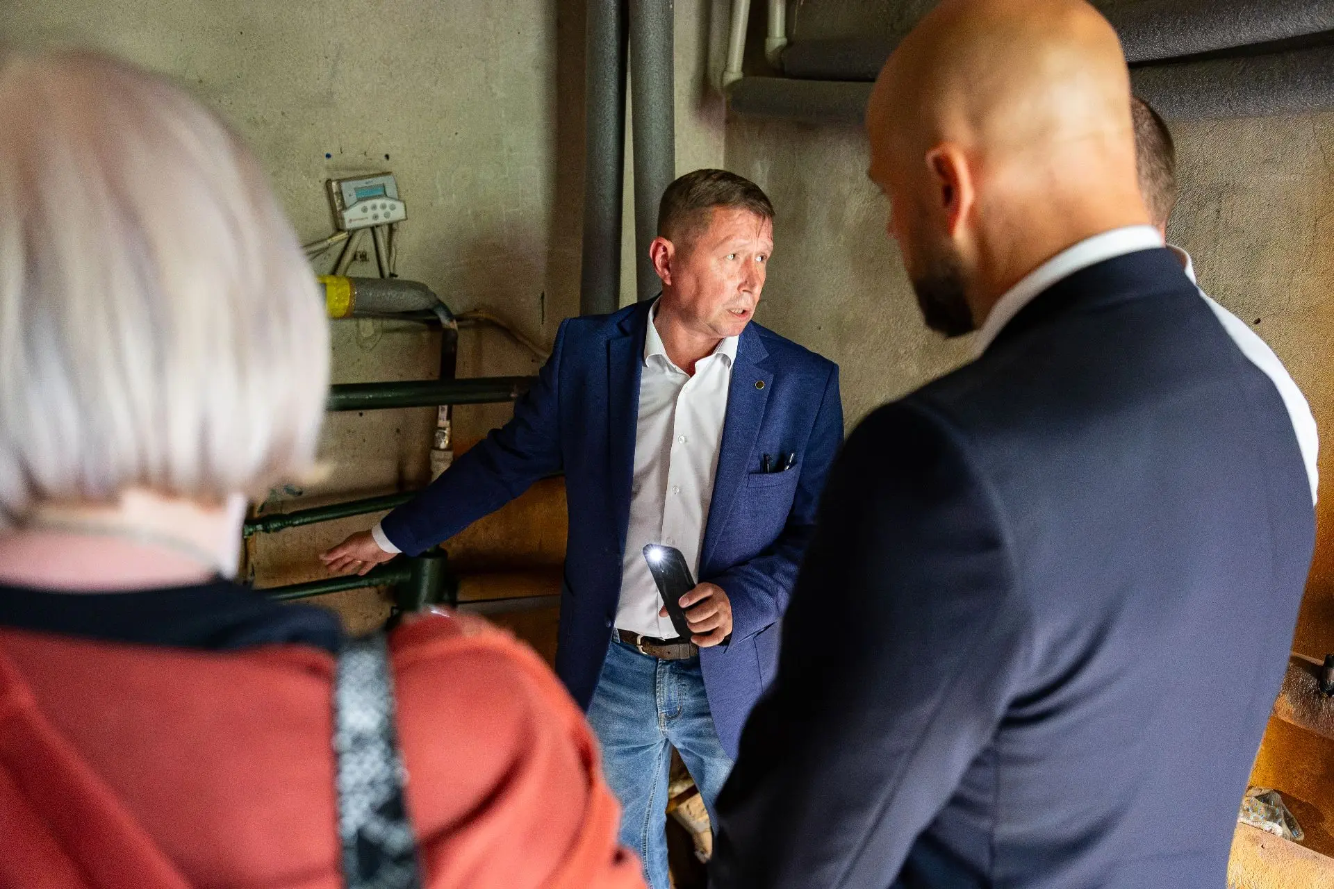 Сегодня побывал у жителей дома №17 по улице Западный Парк. Поводом для визита стало их ...