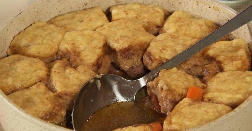 Коблер со сконами (мясное рагу с овощами и большими клёцками) | Выпечка на пару