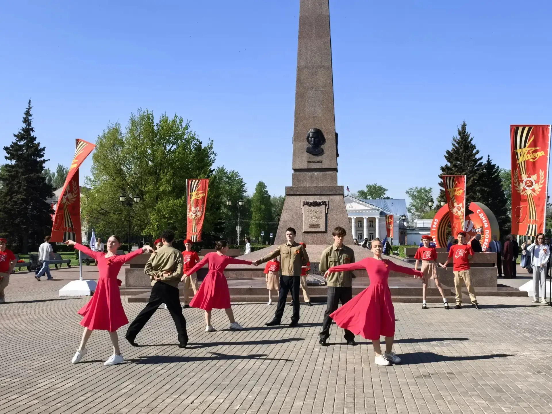 🇷🇺 8 мая наш Лицей принял участие в памятной акции «Преемственность поколений», посвящённой Дню Побе