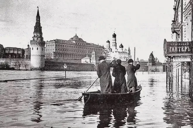 🌊 В 1908 году Москва на несколько дней превратилась почти в Венецию