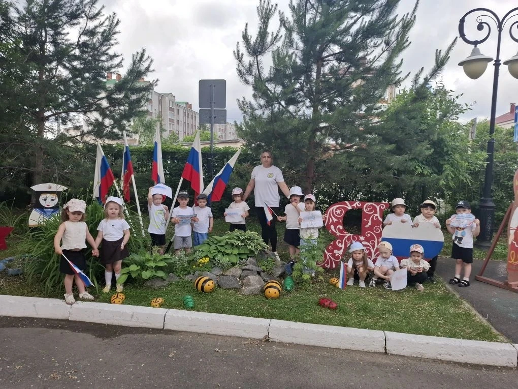 В группе «Светлячок» состоялось увлекательное занятие, посвящённое Дню России. 🎉

Дети узнали, что 