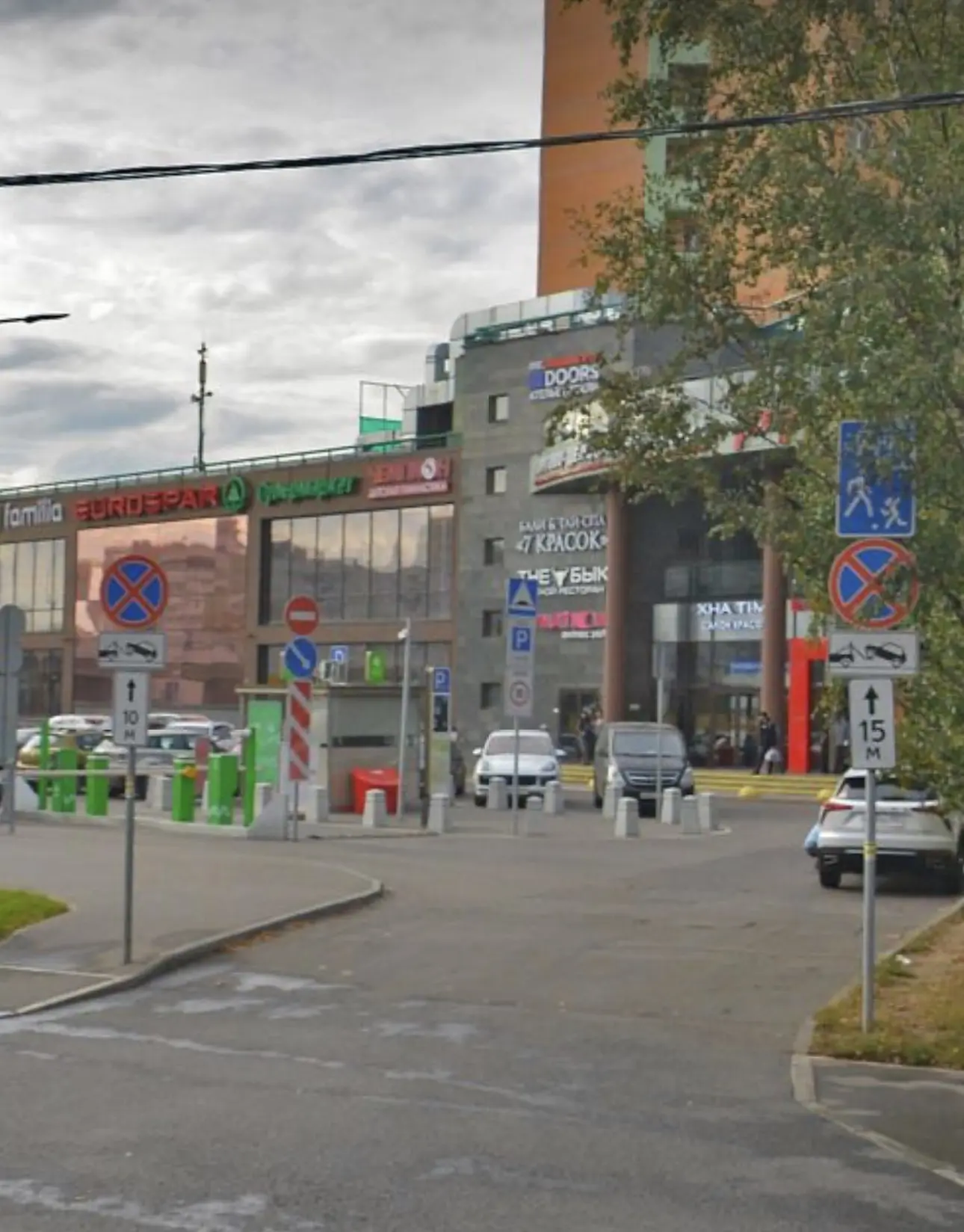 Жители в очередной раз предупреждают соседей, что за остановку машины вдоль стены ТЦ около магазина 
