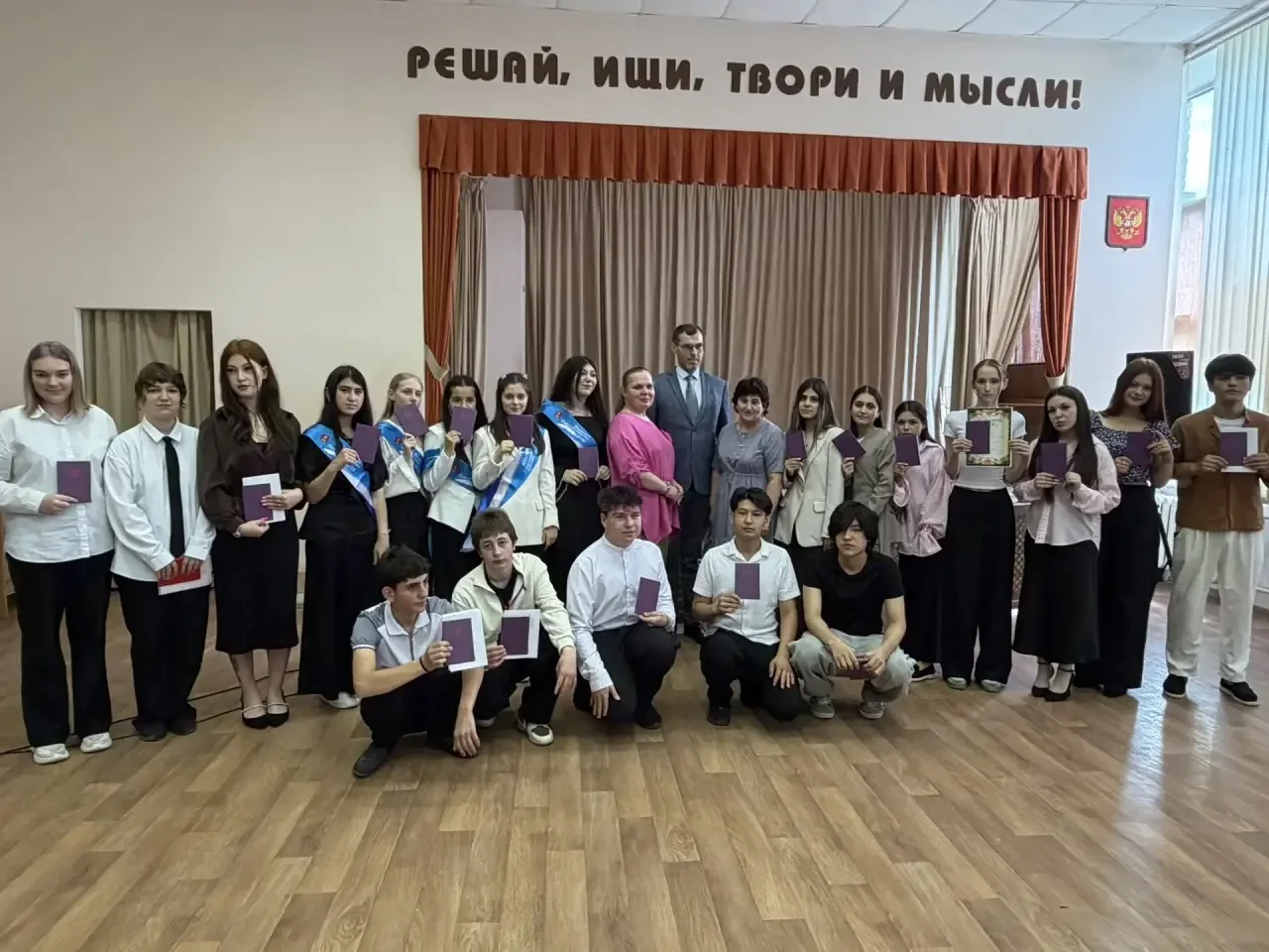 🎉 Сегодня — торжественный день: мы вручили аттестаты выпускникам 9‑х классов! 🎉

Дорогие ребята, ж