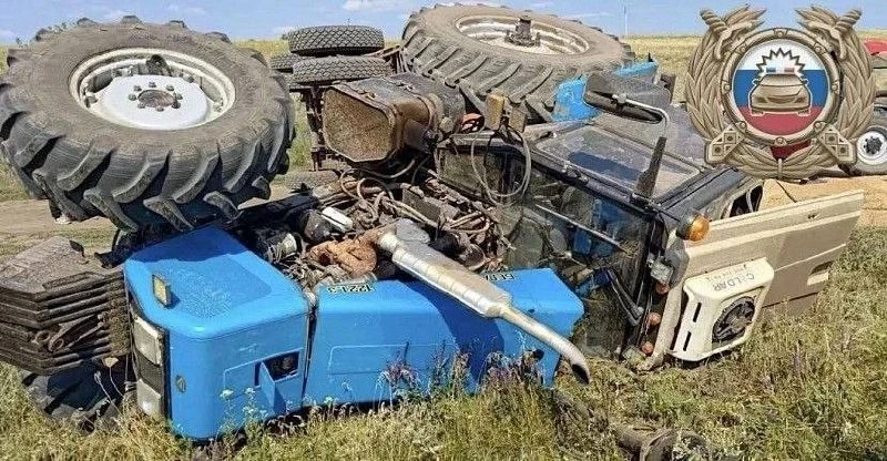 Сегодня в поле неподалеку от села Бартеневка перевернулся трактор.