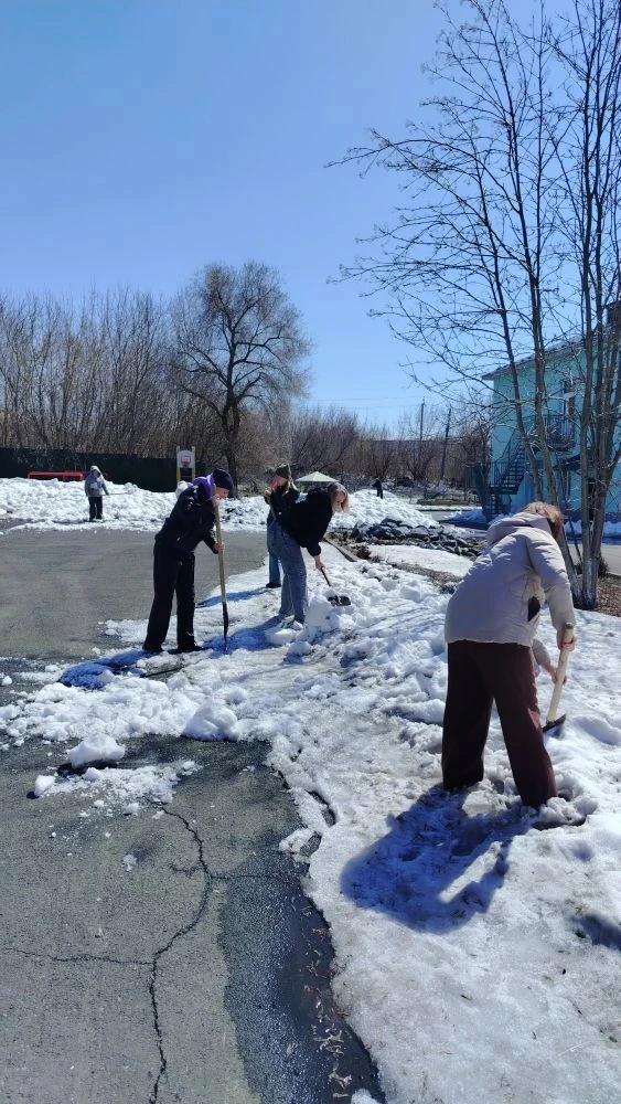 Наш дружный коллектив на субботнике!