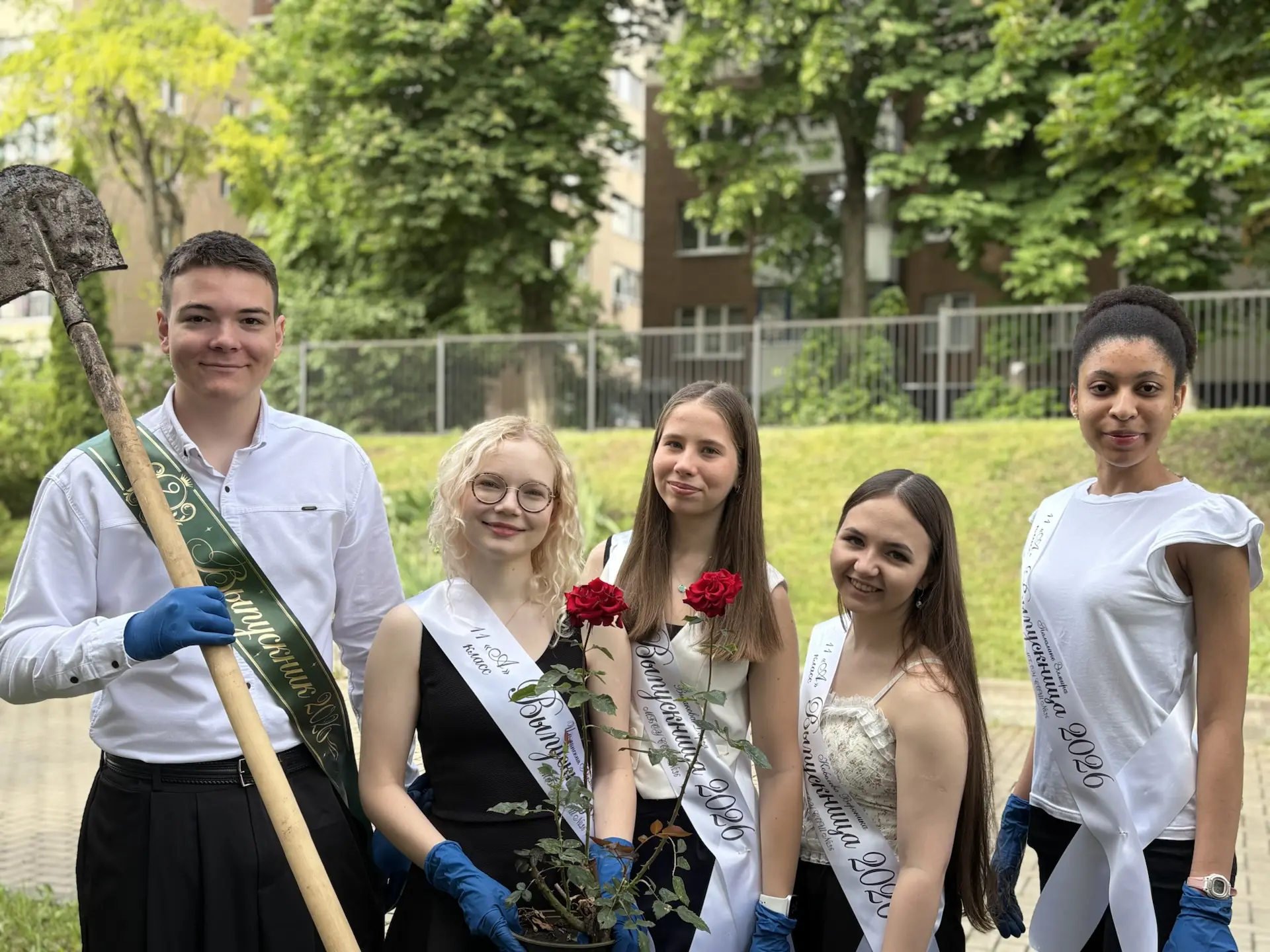 🌹 Аллея роз Выпускников 2026  Сегодня наши выпускники 11-х и 9-х классов оставили частичку себя в ис