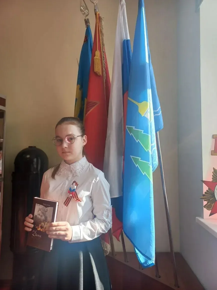 Ученица 5 «Б» класса Волкова Алина поделилась с музеем школы семейной реликвией. Накануне 81 годовши