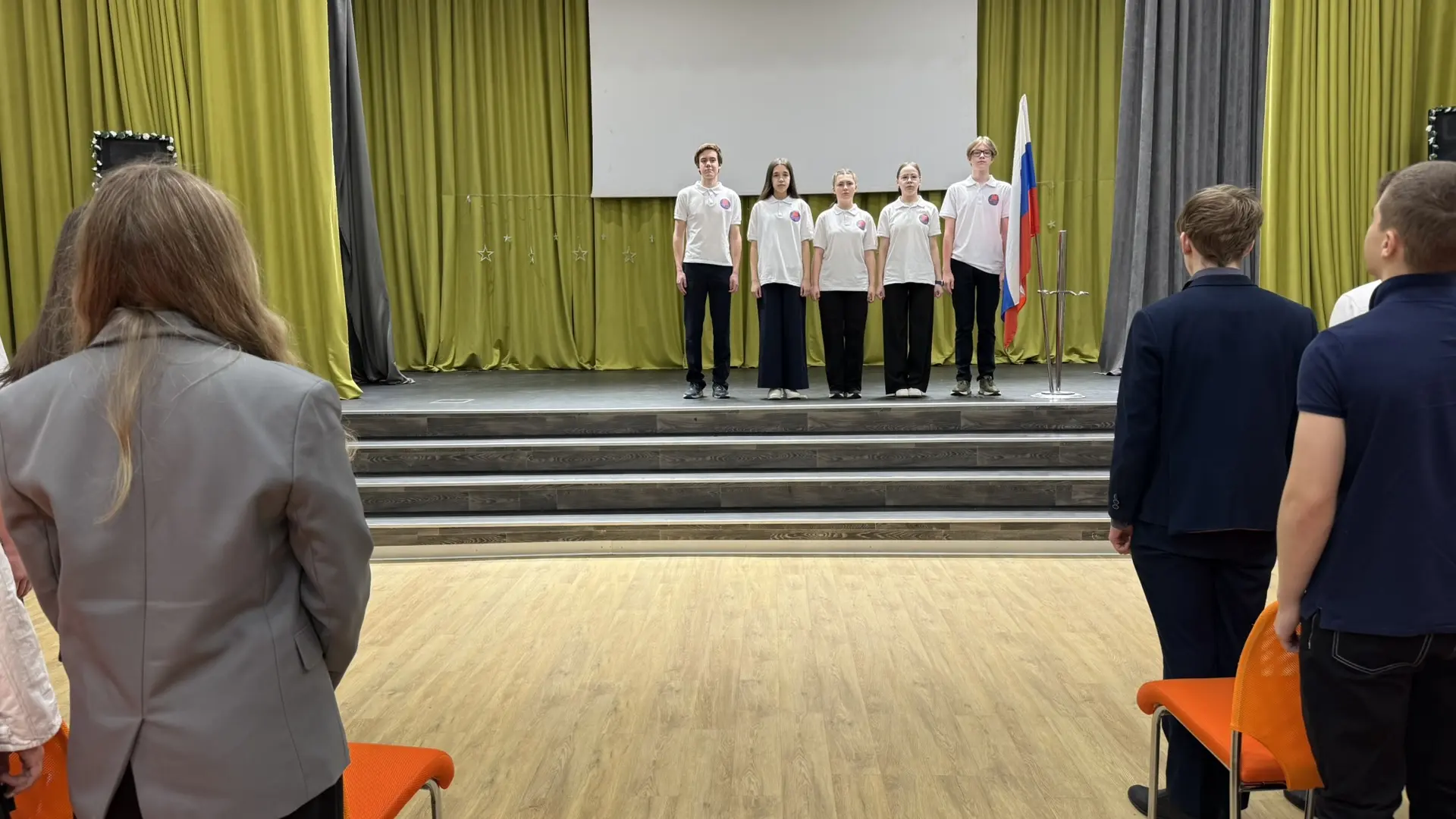 🇷🇺Понедельник в школе традиционно начался с  церемония поднятия Государственного флага и исполнения 