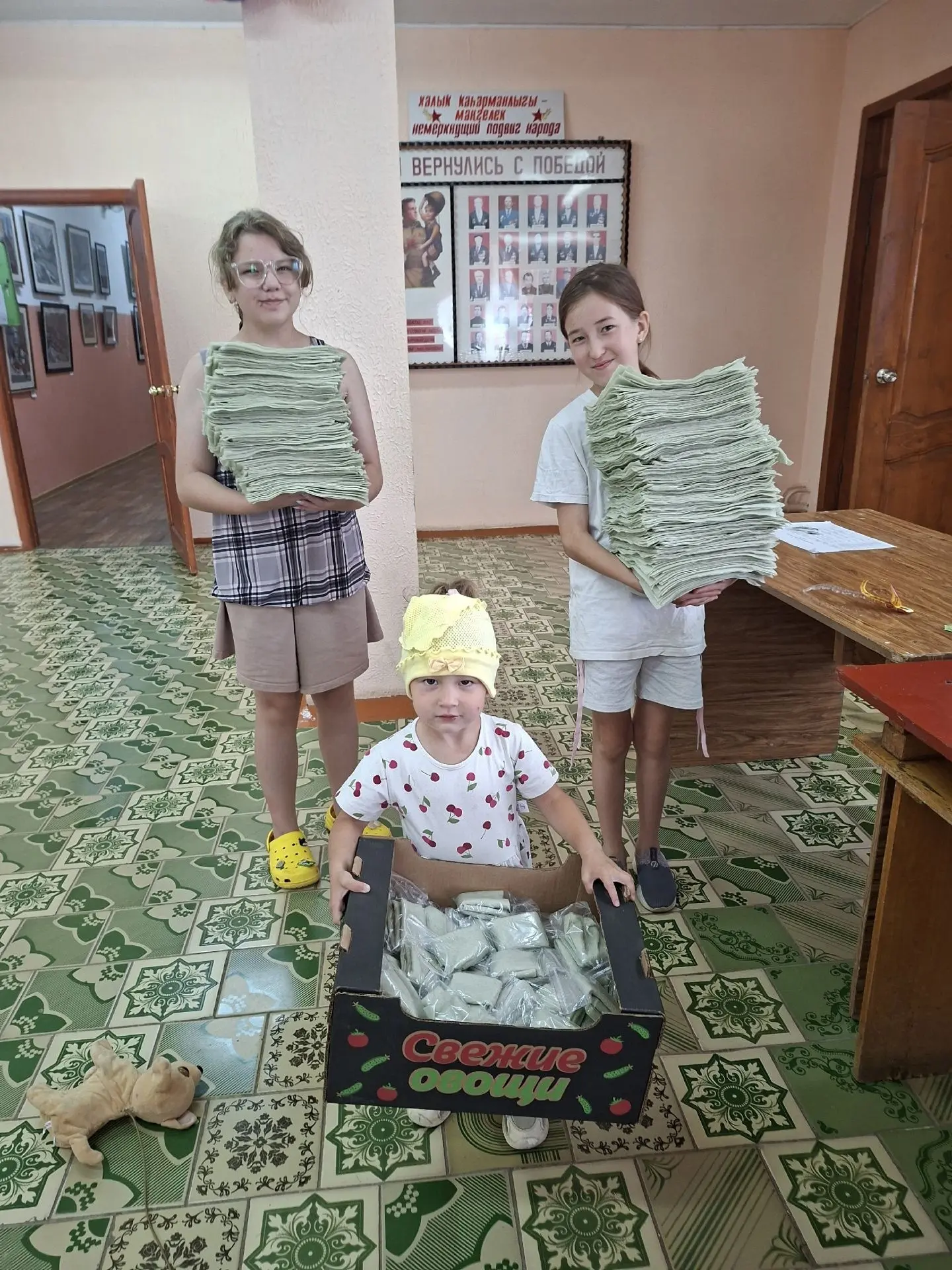 Маленькие руки — большое доброе дело! 
Вместе с работниками Сосновского сельского многофункционально