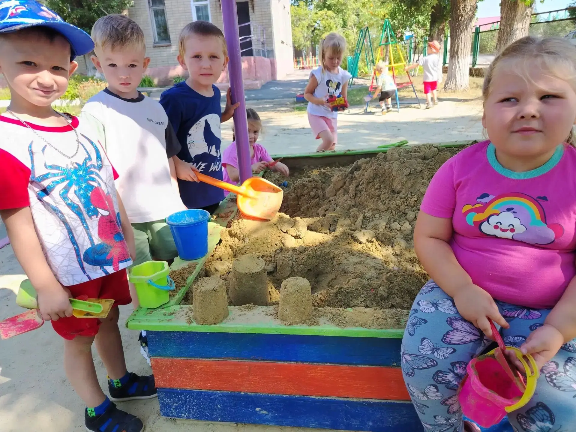 Для детей 4 лет игры с песком выходят за рамки простых куличиков и становятся мощным ин...