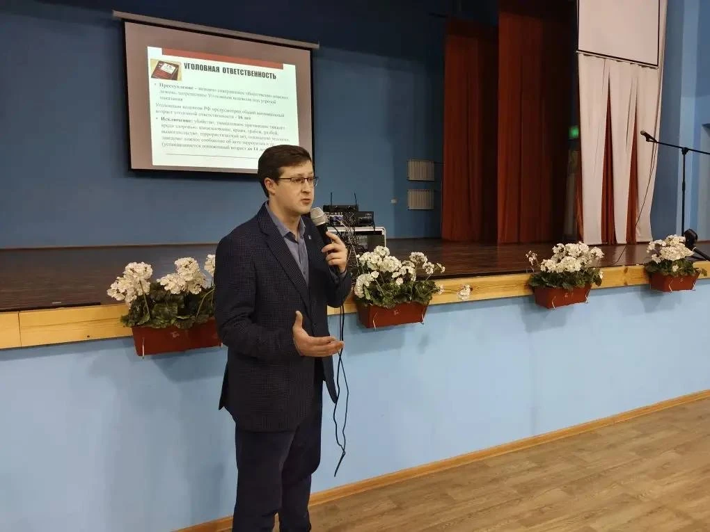 Правовой клуб для учащихся нашей школы  Сегодня для классов нашей школы провёл правовой клуб Денис Э