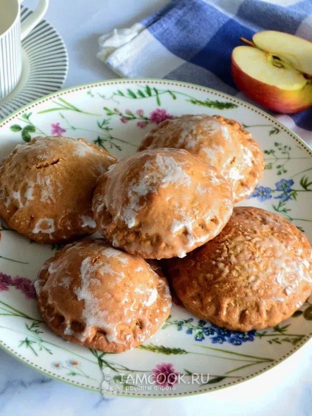 Традиционные медовые пряники с яблочками внутри 🍎. Тесто мягонькое, глазурь блестящая, и пахнут... 