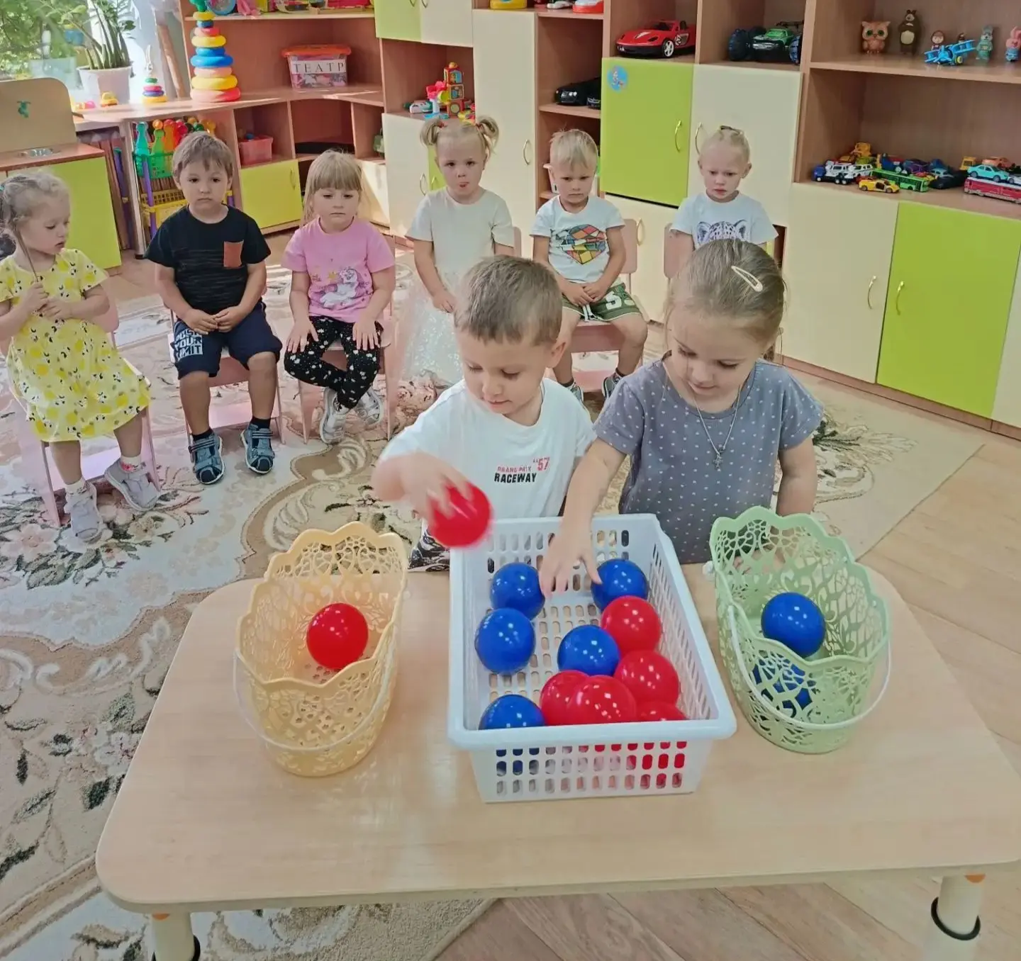 Воспитанники младшей группы "Пчёлка" познакомились с праздником 1 сентября - День Знани...