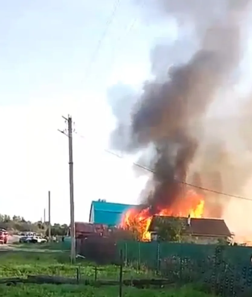 Сегодня в селе Подлесное случилась беда. Огонь не пощадил жилой дом — он сгорел дотла.
