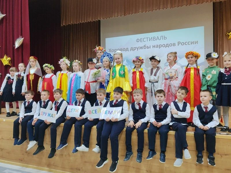 В МАОУ СОШ № 28 прошел фестиваль «Хоровод дружбы народов России» 15 апреля 2026 года в МАОУ СОШ № 28