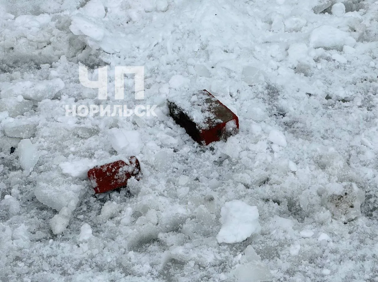 Ломоносова 3, прилетело на машину, глыбы льда с крыши. Во дворе огромная гора снега, ставить авто не