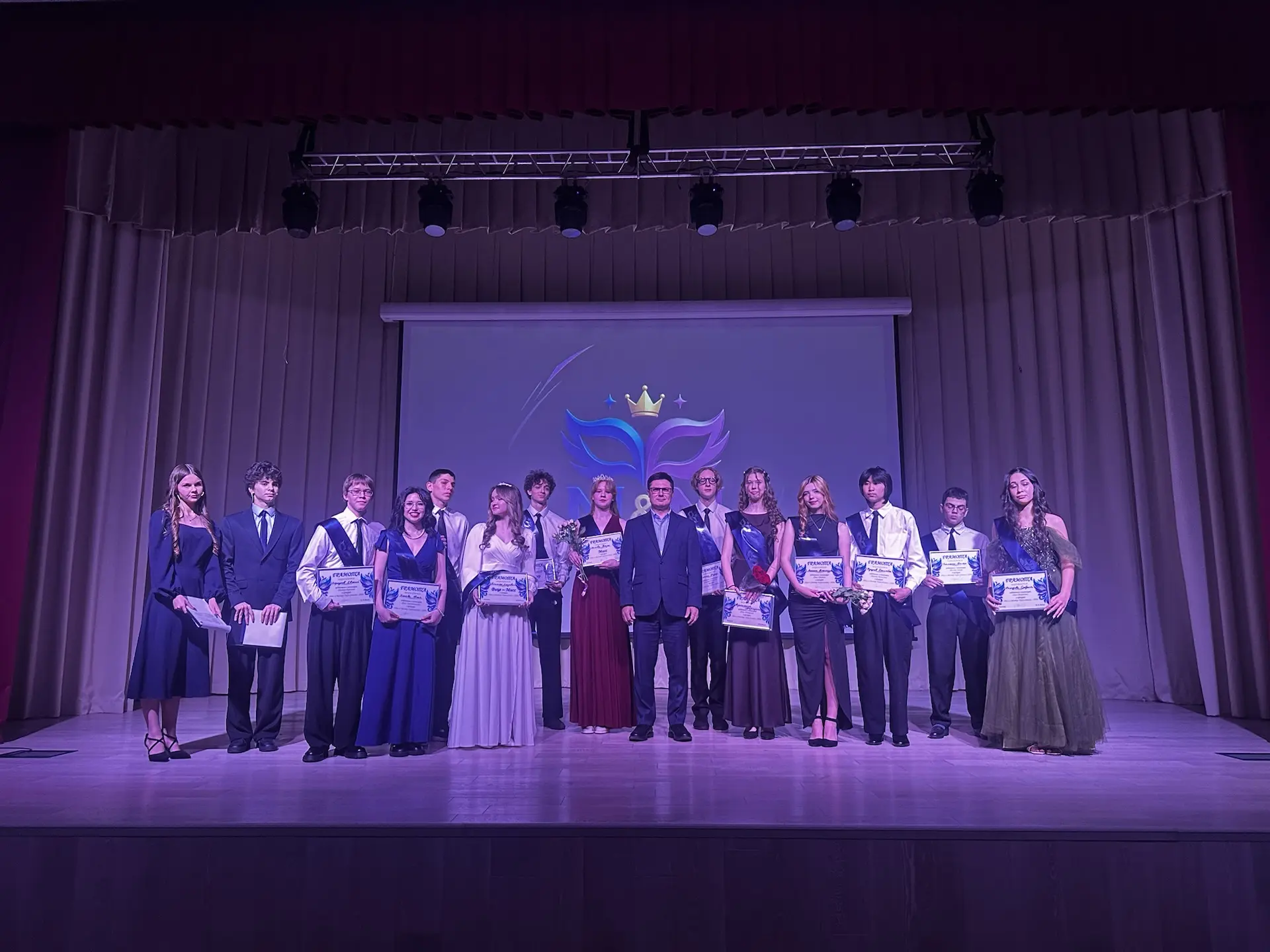 ✨ Прошёл конкурс «Мисс и Мистер школы-2026: Герои романа»! ✨  💃🕺Среди старшеклассников прошёл традиц