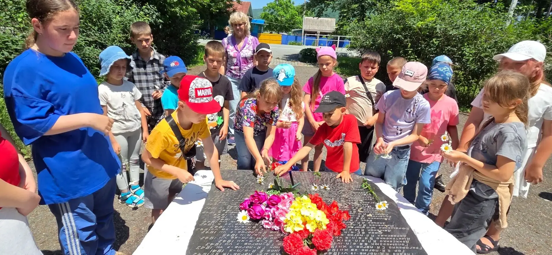 🕯 В пришкольном лагере «Солнышко» прошли мероприятия ко Дню памяти и скорби.

Ребята совершили мемо