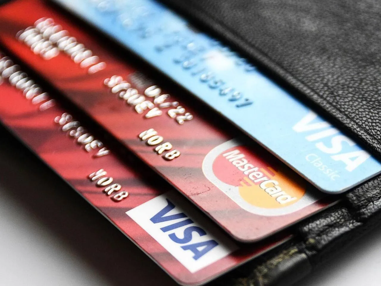 Visa и Mastercard должны уйти из России, заявили в ЦБ.   В регуляторе считают, что платежные системы